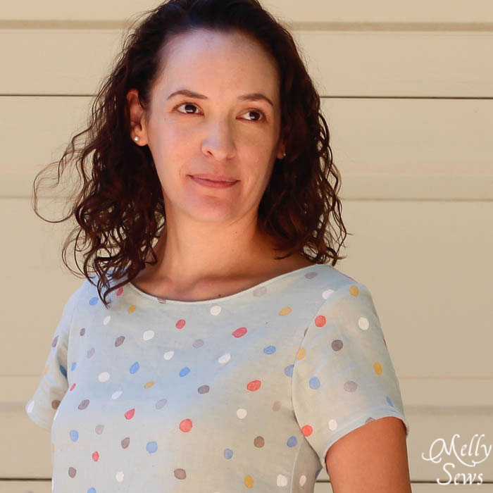 Love this Nani Iro double gauze Women's Boatneck Shirt Tutorial with free pattern (for a limited time) - Melly Sews http://mellysews.com