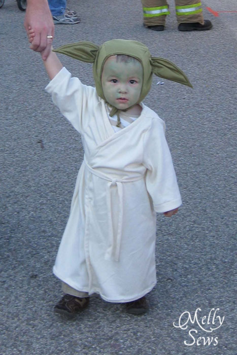 Handmade Baby Yoda Costume - http://mellysews.com #sewing #starwars #halloween