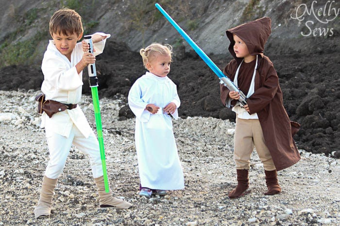 Nothing is as cute as kids dressed in Star Wars costumes! Luke Skywalker Belt Tutorial - Melly Sews #sewing #Halloween #kids #diy