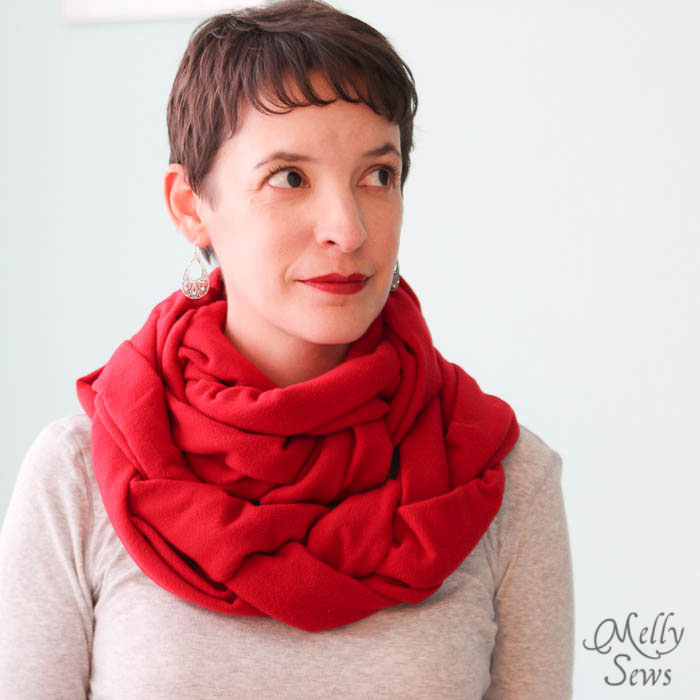Warm and easy to make - Braided Fleece Cowl Tutorial - Melly Sews #diy #sewing #holiday #gift