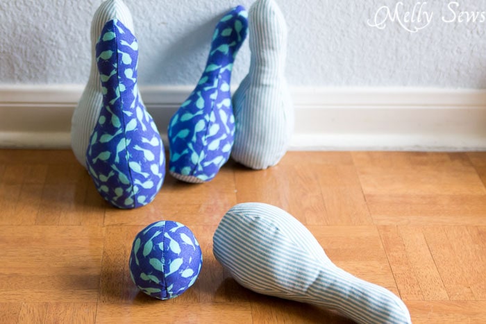 Can you bowl a spare? Indoor Bowling Set - Pattern by Sew Like My Mom, sewn by http://mellysews.com
