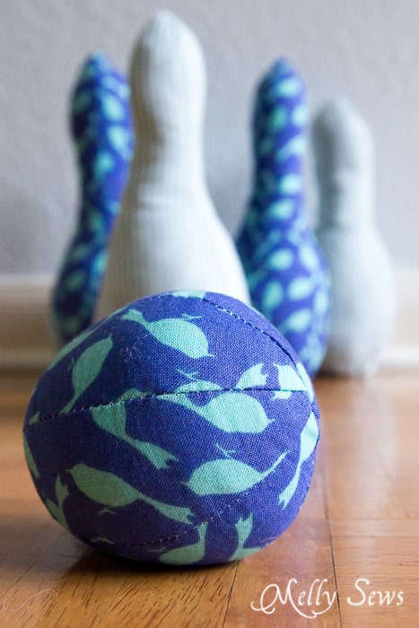 This would be such a cute gift! - Indoor Bowling Set - Pattern by Sew Like My Mom, sewn by http://mellysews.com