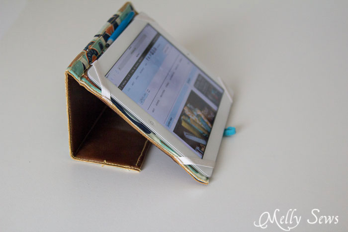 Standing tablet case how to - Book Style iPad Case Tutorial by http://mellysews.com
