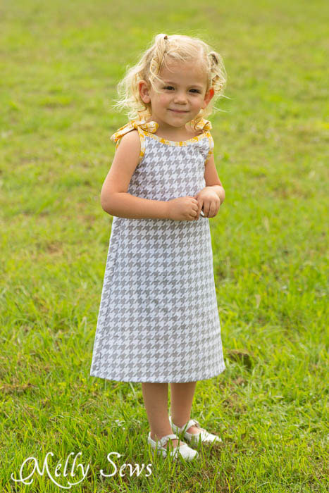 So cute and so easy! Super Simple and Free Girls Dress pattern by mellysews.com