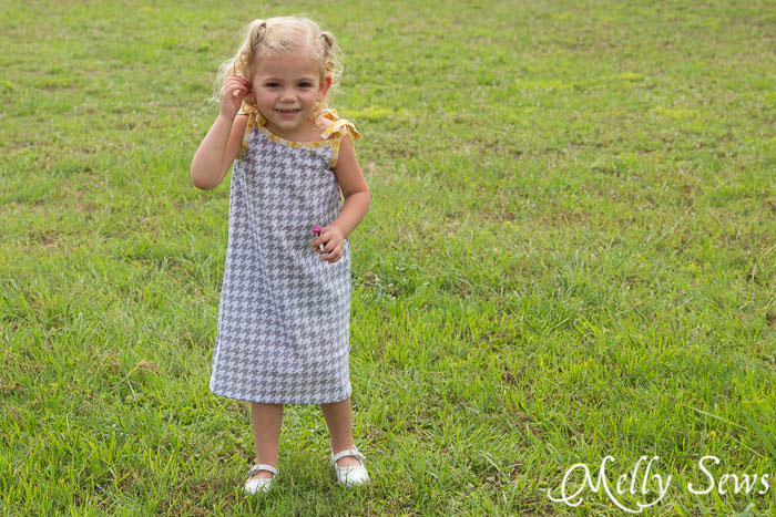 Great go to gift for toddlers - Super Simple and Free Girls Dress pattern by mellysews.com
