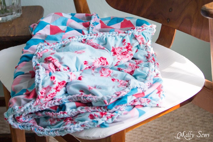 Reversible and gorgeous - blanket from Idle Wild knits - This beautiful knit fabric is almost a no sew blanket project! So pretty, and looks much easier than the final result would have you guess - Melly Sews