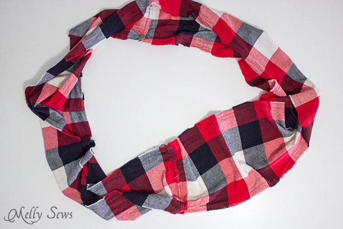 Flannel infinity scarf - 10 Minute Frayed Edge Scarf Tutorial - sew a DIY flannel scarf - so easy! - Melly Sews 
