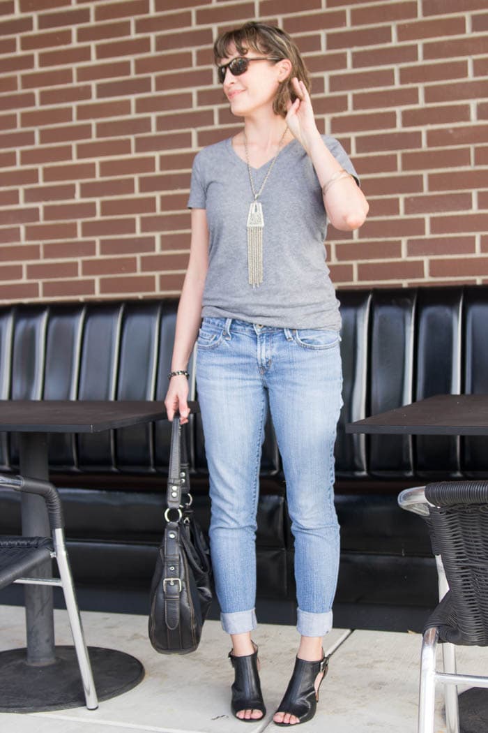 Perfect Weekend Look - Turn a pair of thrifted jeans into a perfect fit - Flare jeans to skinny jeans - DIY Tutorial by Melly Sews