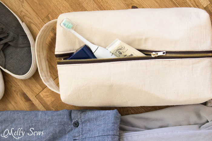 Sew a boxy zipper pouch or dopp kit - DIY sewing tutorial - great gift for men! Also perfect Father's Day gift sewing - Melly Sews