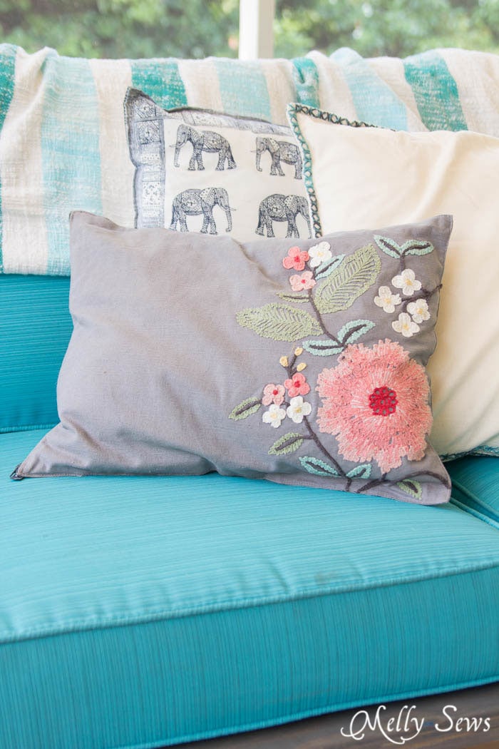So easy and so pretty! Sew decorative pillows from napkins and placemats - I would never have known that's what these are! DIY Tutorial by Melly Sews