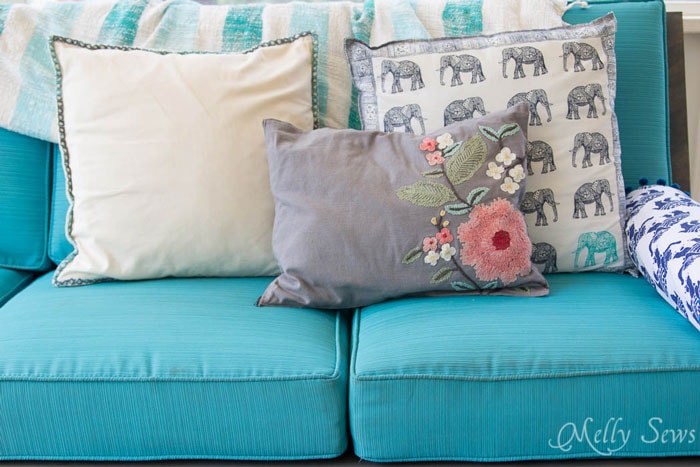 So easy and so pretty! Sew decorative pillows from napkins and placemats - I would never have known that's what these are! DIY Tutorial by Melly Sews