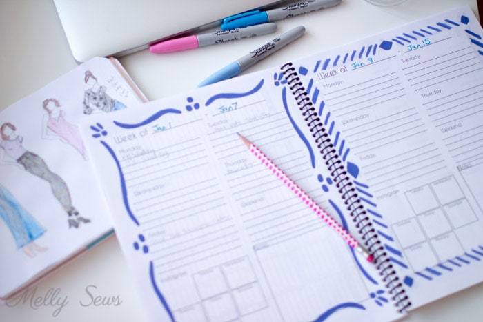 Setting goals for the new year - Get your blog or business on track for the year with a customized planner. Get the DIY and free printables here - Melly Sews