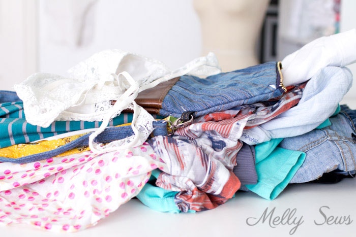 Pile of clothes to mend - 314977104