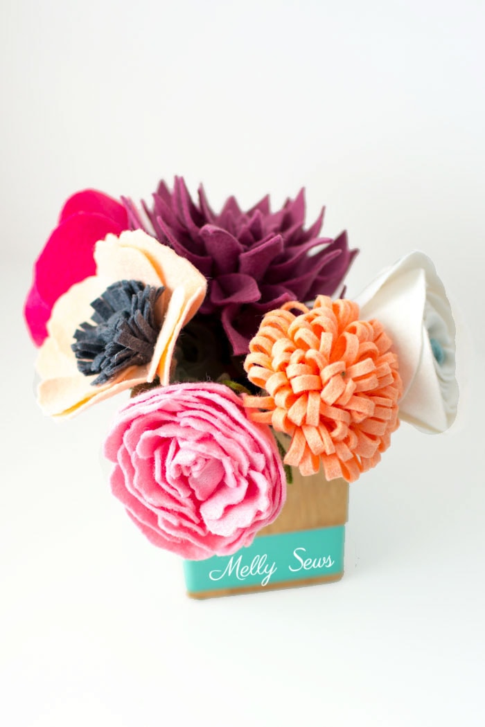 So pretty! How to make a felt bouquet - felt flower tutorial by Melly Sews