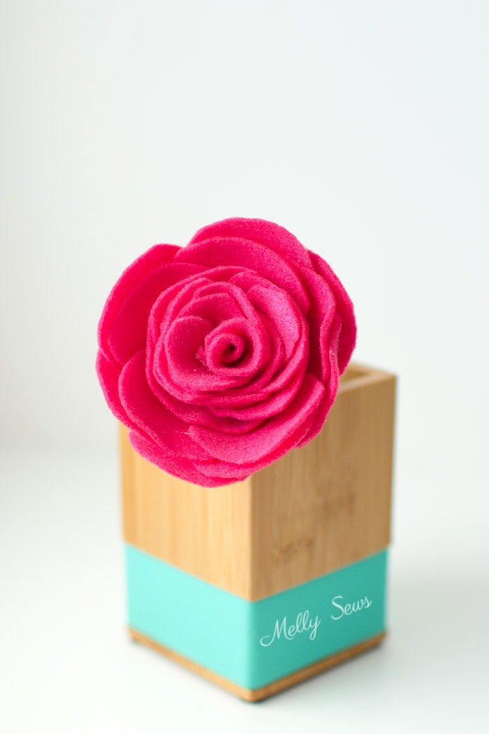 So pretty! How to make a felt rose - felt flower tutorial by Melly Sews 