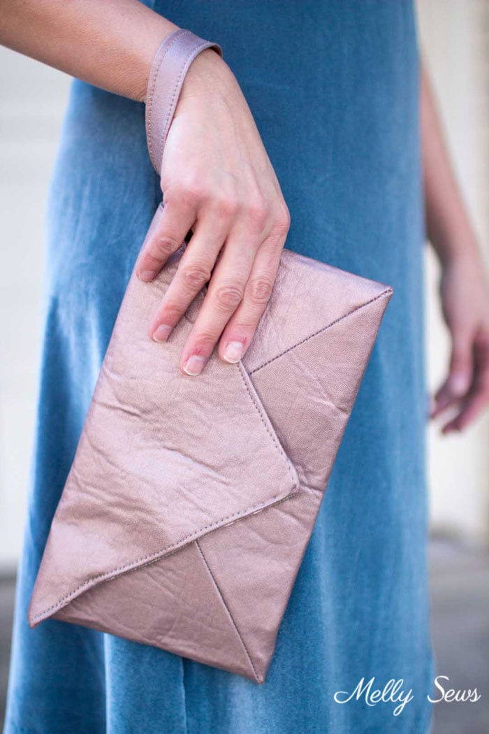 Easy to sew and so pretty! DIY Wristlet Tutorial - Make an Envelope Clutch Style bag with this free pattern from Melly Sews