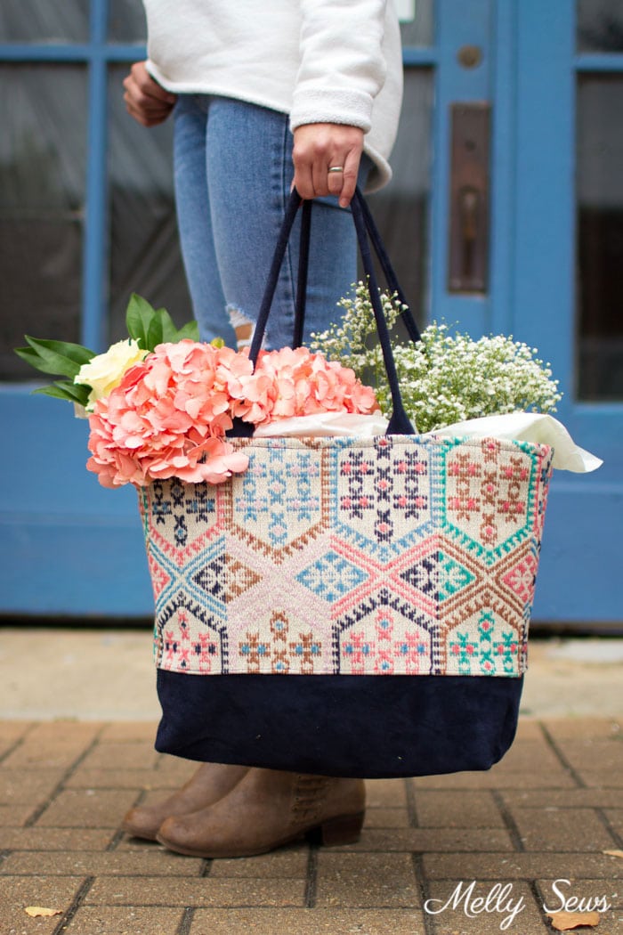 Tote Bag full of flowers - Saturday errands - Colleen Tote pattern by Love You Sew - sewn by Melly Sews