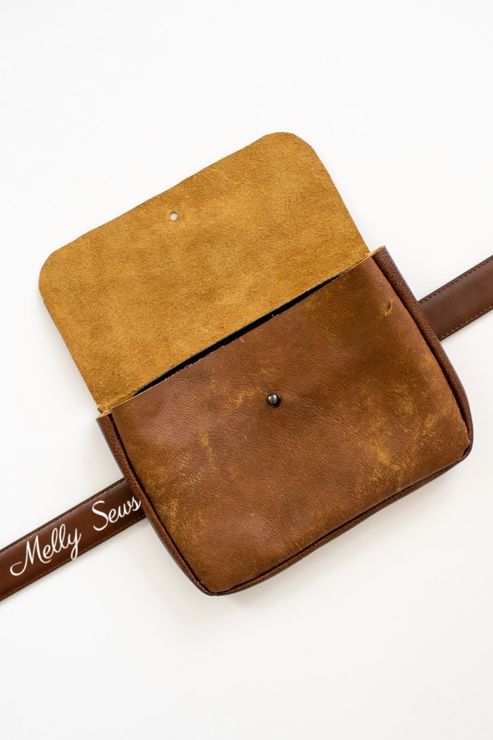 Belt bag - Sew a waist bag - DIY belt bag or fanny pack using a free pattern - Melly Sews