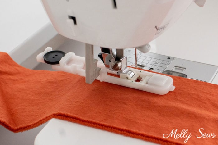 Sewing machine with a buttonhole foot 