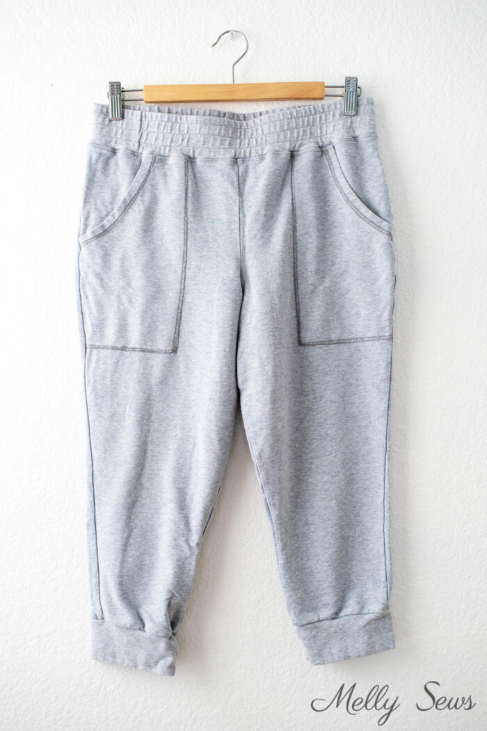 Cropped joggers with flatlock detail on the pockets